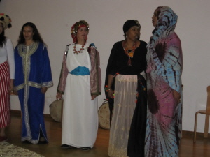 Einige Vereinsmitglieder stellten Kleider aus unterschiedlichen Regionen Marokkos