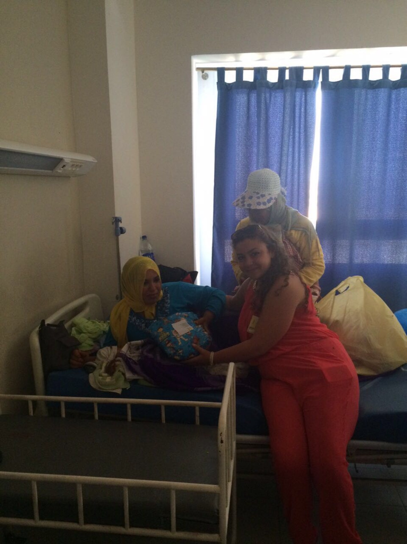 Babybekleidung für Neugeborene im Krankenhaus von Aljadida